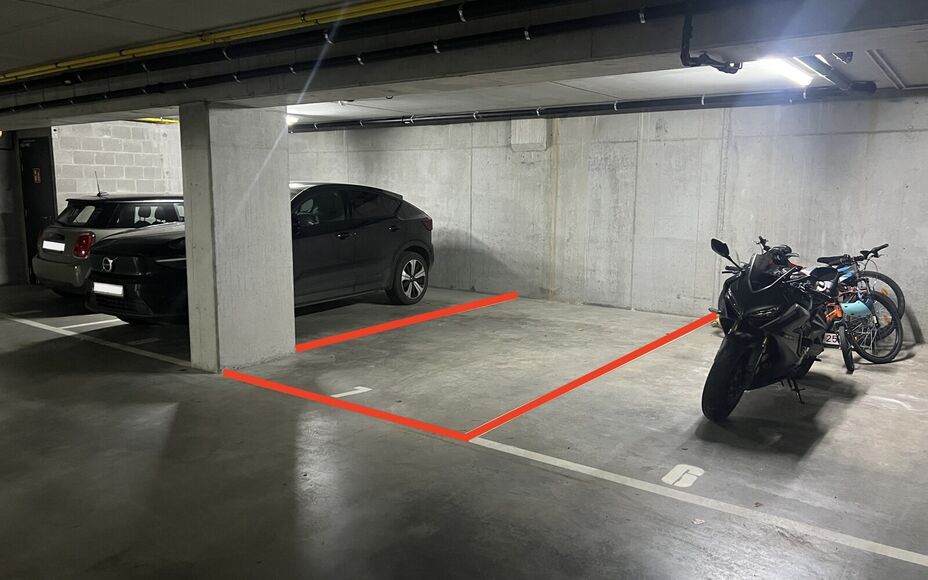 LEEMANS IMMOBILIEN vous présente un parking souterrain à louer dans le centre de Wolvertem (commune de Meise) ! 

La place de parking (N. 7) est située sous le nouveau complexe 'Wolfart', situé sur la place communale. L'accès se fait par une rue lat?