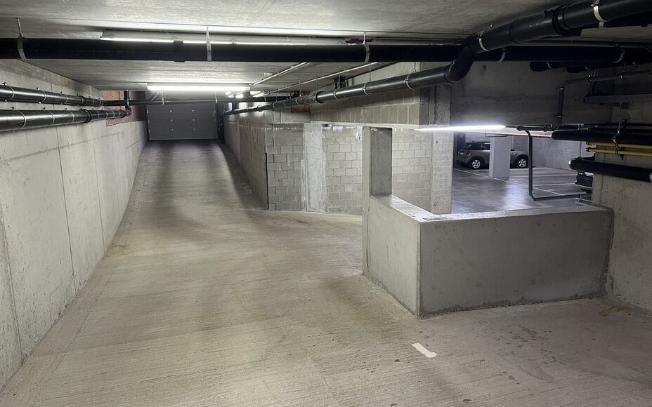 LEEMANS IMMOBILIEN vous présente un parking souterrain à louer dans le centre de Wolvertem (commune de Meise) ! 

La place de parking (N. 7) est située sous le nouveau complexe 'Wolfart', situé sur la place communale. L'accès se fait par une rue lat?