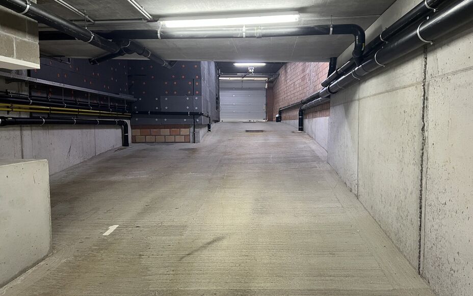 LEEMANS IMMOBILIEN vous présente un parking souterrain à louer dans le centre de Wolvertem (commune de Meise) ! 

La place de parking (N. 7) est située sous le nouveau complexe 'Wolfart', situé sur la place communale. L'accès se fait par une rue lat?