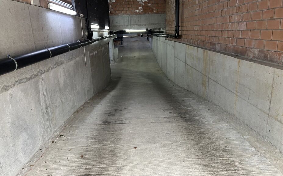 LEEMANS IMMOBILIEN vous présente un parking souterrain à louer dans le centre de Wolvertem (commune de Meise) ! 

La place de parking (N. 7) est située sous le nouveau complexe 'Wolfart', situé sur la place communale. L'accès se fait par une rue lat?