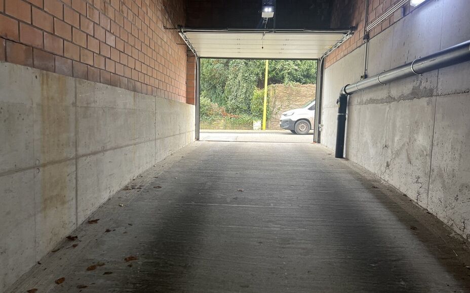 LEEMANS IMMOBILIEN vous présente un parking souterrain à louer dans le centre de Wolvertem (commune de Meise) ! 

La place de parking (N. 7) est située sous le nouveau complexe 'Wolfart', situé sur la place communale. L'accès se fait par une rue lat?