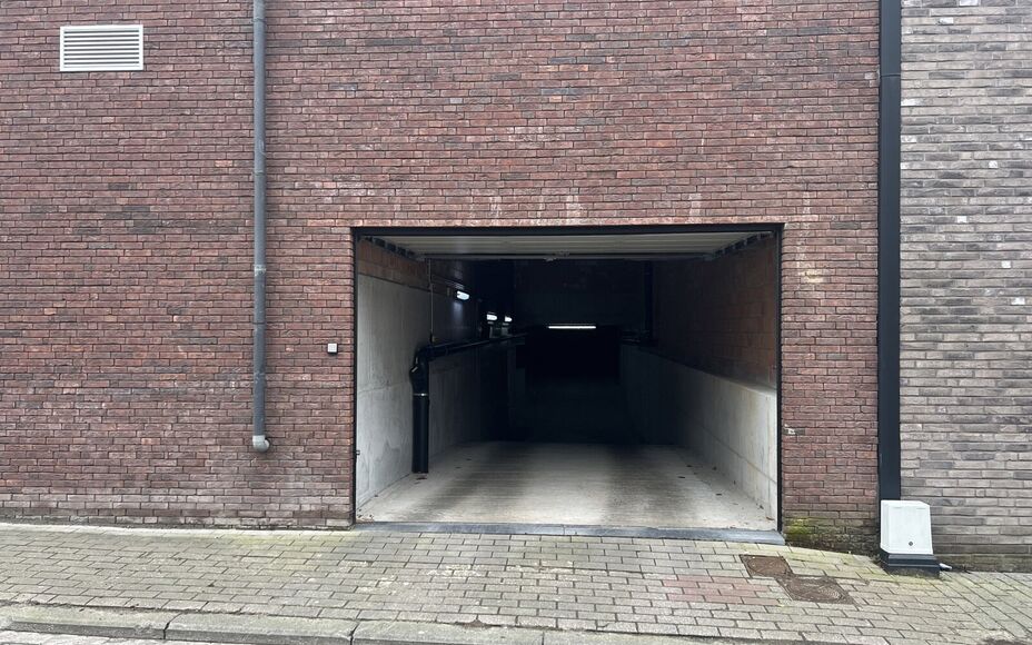 LEEMANS IMMOBILIEN vous présente un parking souterrain à louer dans le centre de Wolvertem (commune de Meise) ! 

La place de parking (N. 7) est située sous le nouveau complexe 'Wolfart', situé sur la place communale. L'accès se fait par une rue lat?