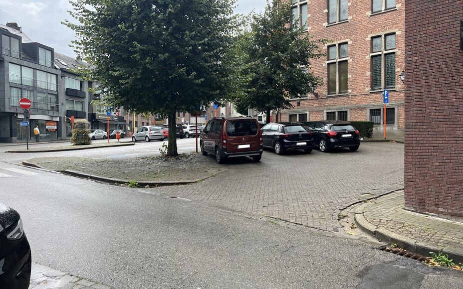 LEEMANS IMMOBILIEN vous présente un parking souterrain à louer dans le centre de Wolvertem (commune de Meise) ! 

La place de parking (N. 7) est située sous le nouveau complexe 'Wolfart', situé sur la place communale. L'accès se fait par une rue lat?