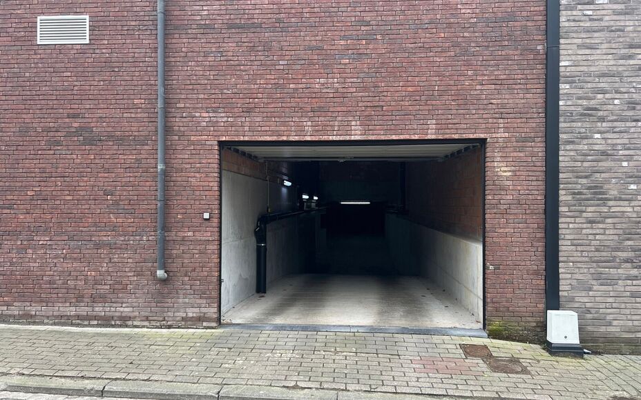 LEEMANS IMMOBILIËN vous présente un parking souterrain à louer dans le centre de Wolvertem (commune de Meise) !

La place de parking (n° 8) est située sous le complexe récemment construit appelé “Wolfart”, situé sur la place communale. L'accè