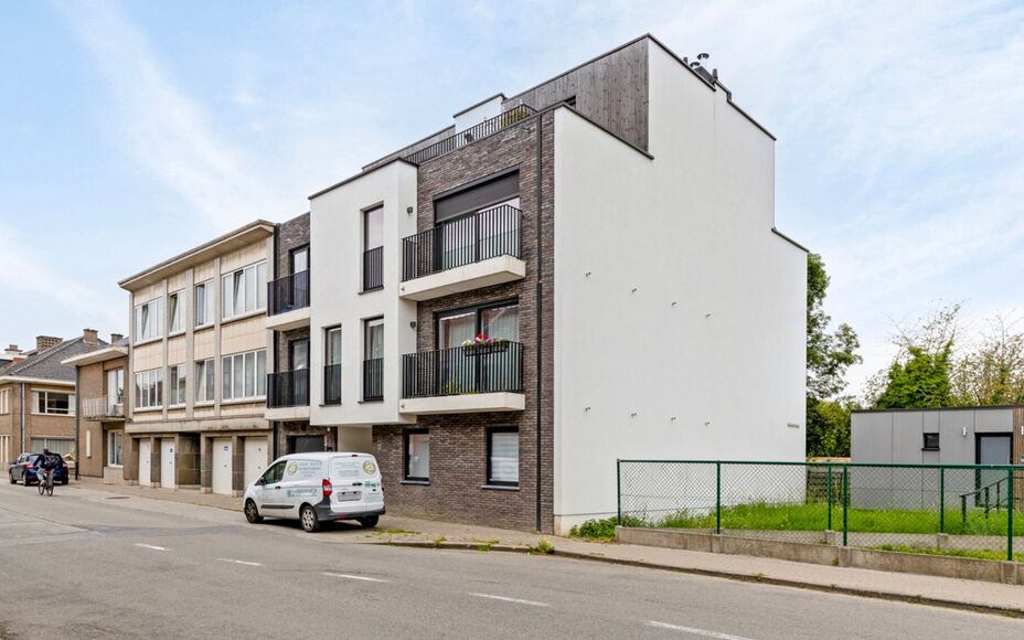 Leemans Real Estate vous propose cette spacieuse place de parking souterrain en plein centre de Groot-Bijgaarden.
Un ascenseur vous permet d'accéder à votre emplacement.
Pour plus d'informations, veuillez contacter : immo@kantoorleemans.be ou le 02/306