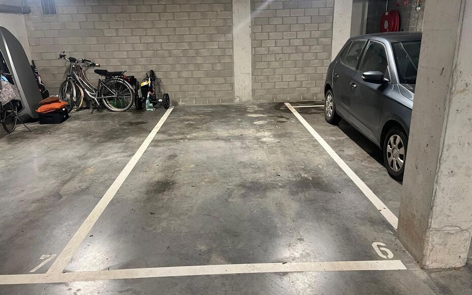 Leemans Real Estate vous propose cette spacieuse place de parking souterrain en plein centre de Groot-Bijgaarden.
Un ascenseur vous permet d'accéder à votre emplacement.
Pour plus d'informations, veuillez contacter : immo@kantoorleemans.be ou le 02/306