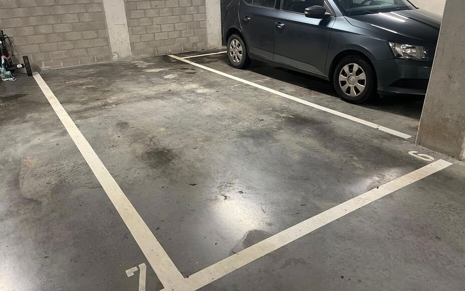 Leemans Real Estate vous propose cette spacieuse place de parking souterrain en plein centre de Groot-Bijgaarden.
Un ascenseur vous permet d'accéder à votre emplacement.
Pour plus d'informations, veuillez contacter : immo@kantoorleemans.be ou le 02/306