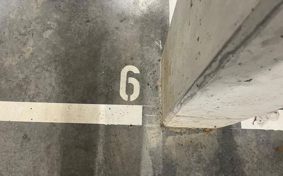Leemans Real Estate vous propose cette spacieuse place de parking souterrain en plein centre de Groot-Bijgaarden.
Un ascenseur vous permet d'accéder à votre emplacement.
Pour plus d'informations, veuillez contacter : immo@kantoorleemans.be ou le 02/306