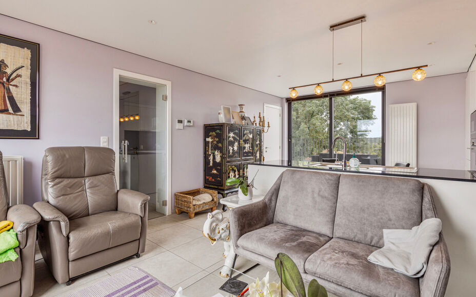 Leemans Immobiliën vous propose ce bel appartement penthouse au centre de Grand-Bigard. Grâce à sa situation centrale, les commerces, les transports publics, les écoles et les infrastructures sportives sont accessibles à pied. L'appartement est situ