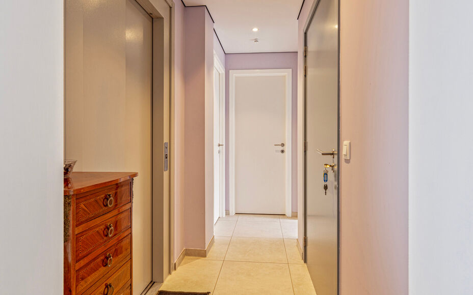 Leemans Immobiliën vous propose ce bel appartement penthouse au centre de Grand-Bigard. Grâce à sa situation centrale, les commerces, les transports publics, les écoles et les infrastructures sportives sont accessibles à pied. L'appartement est situ