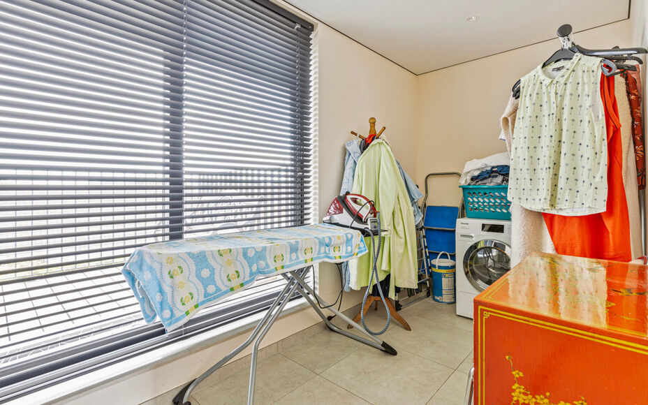 Leemans Immobiliën vous propose ce bel appartement penthouse au centre de Grand-Bigard. Grâce à sa situation centrale, les commerces, les transports publics, les écoles et les infrastructures sportives sont accessibles à pied. L'appartement est situ