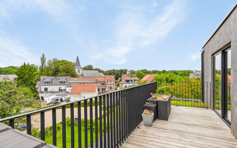 Leemans Immobiliën vous propose ce bel appartement penthouse au centre de Grand-Bigard. Grâce à sa situation centrale, les commerces, les transports publics, les écoles et les infrastructures sportives sont accessibles à pied. L'appartement est situ