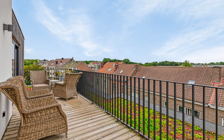 Leemans Immobiliën vous propose ce bel appartement penthouse au centre de Grand-Bigard. Grâce à sa situation centrale, les commerces, les transports publics, les écoles et les infrastructures sportives sont accessibles à pied. L'appartement est situ