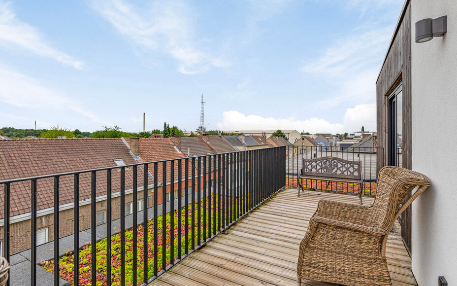 Leemans Immobiliën vous propose ce bel appartement penthouse au centre de Grand-Bigard. Grâce à sa situation centrale, les commerces, les transports publics, les écoles et les infrastructures sportives sont accessibles à pied. L'appartement est situ