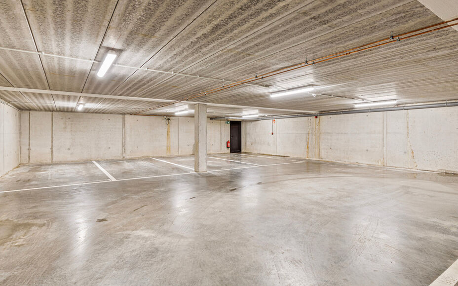 Leemans Immobiliën vous propose ce bel appartement penthouse au centre de Grand-Bigard. Grâce à sa situation centrale, les commerces, les transports publics, les écoles et les infrastructures sportives sont accessibles à pied. L'appartement est situ