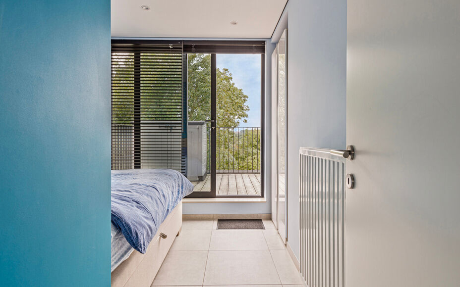 Leemans immobiliën biedt u dit prachtig  penthouse appartement aan in het centrum van Groot-Bijgaarden. Door zijn centrale ligging zijn  winkels, openbaar vervoer, scholen,  en sportinfrastructuur op wandelafstand. Het appartement is gelegen op de 3 de v