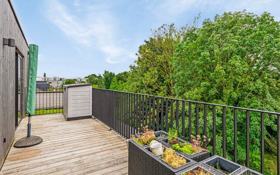 Leemans immobiliën biedt u dit prachtig  penthouse appartement aan in het centrum van Groot-Bijgaarden. Door zijn centrale ligging zijn  winkels, openbaar vervoer, scholen,  en sportinfrastructuur op wandelafstand. Het appartement is gelegen op de 3 de v