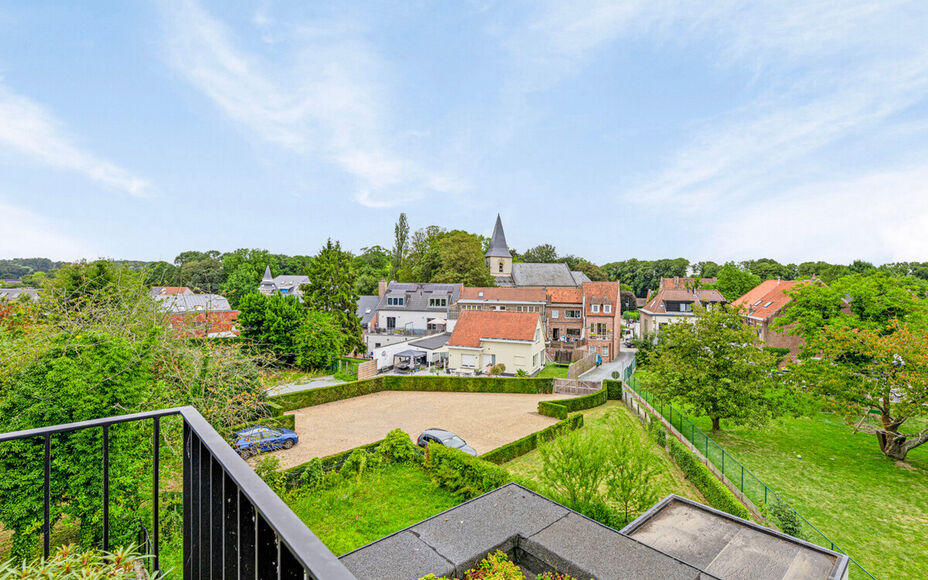 Leemans immobiliën biedt u dit prachtig  penthouse appartement aan in het centrum van Groot-Bijgaarden. Door zijn centrale ligging zijn  winkels, openbaar vervoer, scholen,  en sportinfrastructuur op wandelafstand. Het appartement is gelegen op de 3 de v