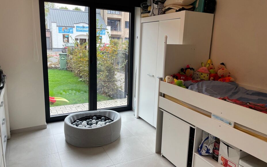 Leemans Real Estate vous propose ce magnifique appartement au rez-de-chaussée, idéalement situé à Ninove. Sa situation centrale vous permet de bénéficier de toutes les commodités, telles que les commerces, les transports en commun, les écoles, les
