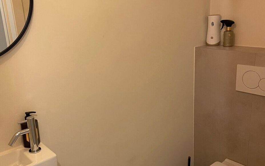 Leemans Real Estate vous propose ce magnifique appartement au rez-de-chaussée, idéalement situé à Ninove. Sa situation centrale vous permet de bénéficier de toutes les commodités, telles que les commerces, les transports en commun, les écoles, les
