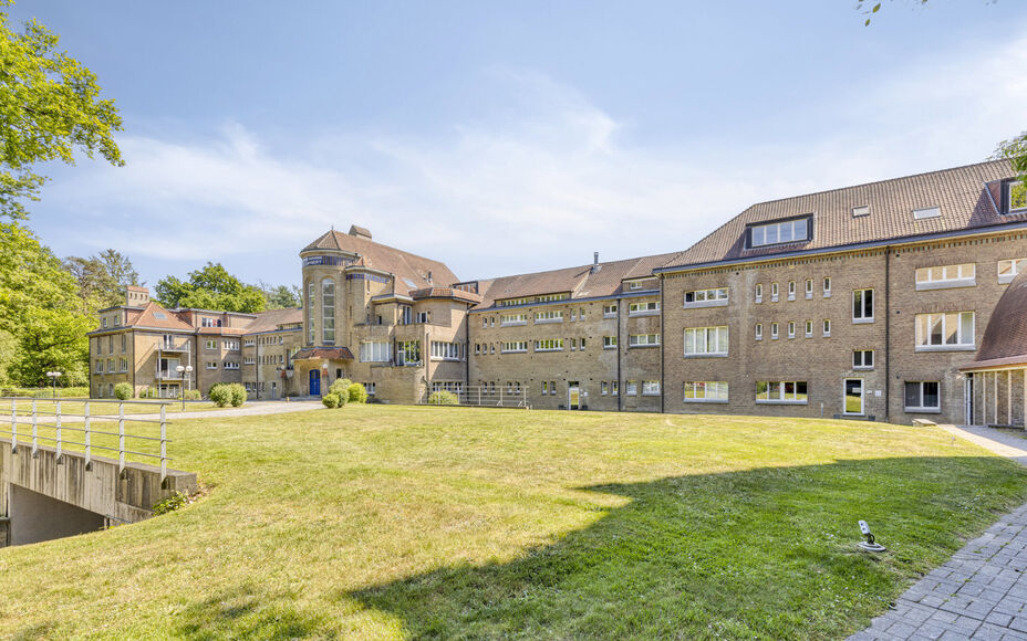 Leemans Immobiliën vous présente ce charmant appartement au rez-de-chaussée, idéalement situé dans un quartier calme et boisé de Halle. Ici, vous vivez au milieu de la verdure, avec de nombreuses possibilités de promenades et beaucoup de nature aut