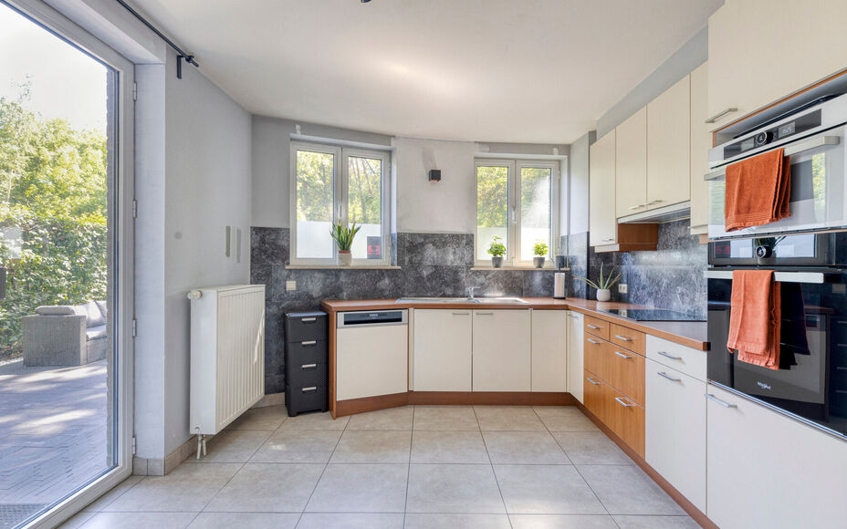 Leemans Immobiliën vous présente ce charmant appartement au rez-de-chaussée, idéalement situé dans un quartier calme et boisé de Halle. Ici, vous vivez au milieu de la verdure, avec de nombreuses possibilités de promenades et beaucoup de nature aut