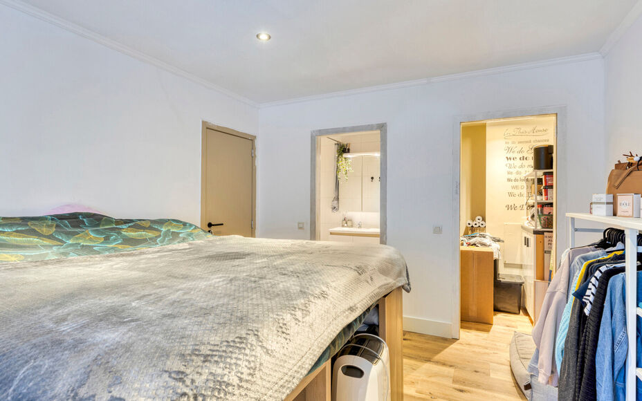 Leemans Immobiliën vous présente ce charmant appartement au rez-de-chaussée, idéalement situé dans un quartier calme et boisé de Halle. Ici, vous vivez au milieu de la verdure, avec de nombreuses possibilités de promenades et beaucoup de nature aut