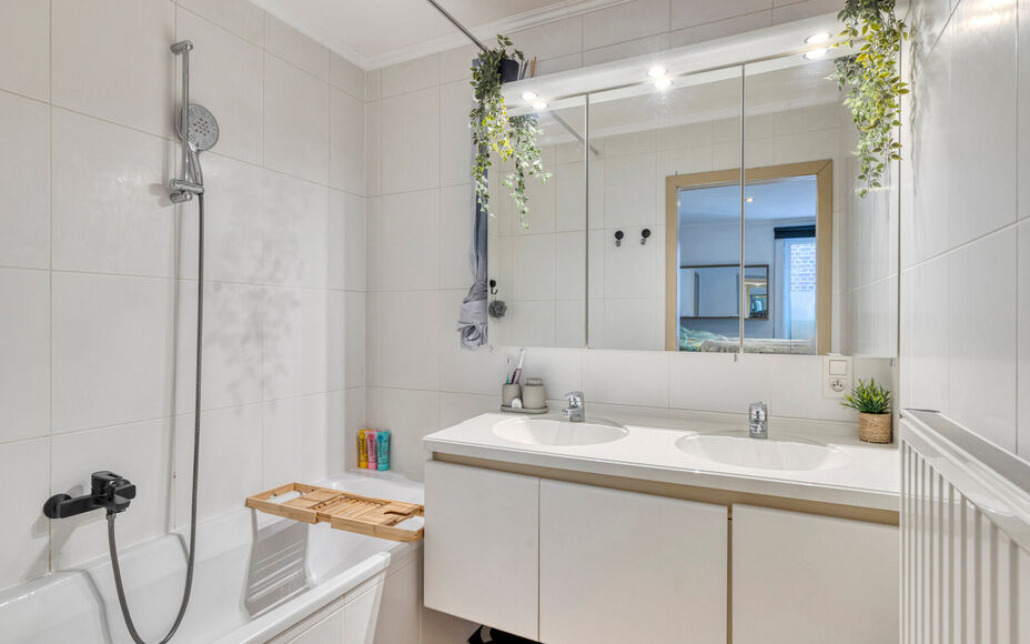 Leemans Immobiliën vous présente ce charmant appartement au rez-de-chaussée, idéalement situé dans un quartier calme et boisé de Halle. Ici, vous vivez au milieu de la verdure, avec de nombreuses possibilités de promenades et beaucoup de nature aut