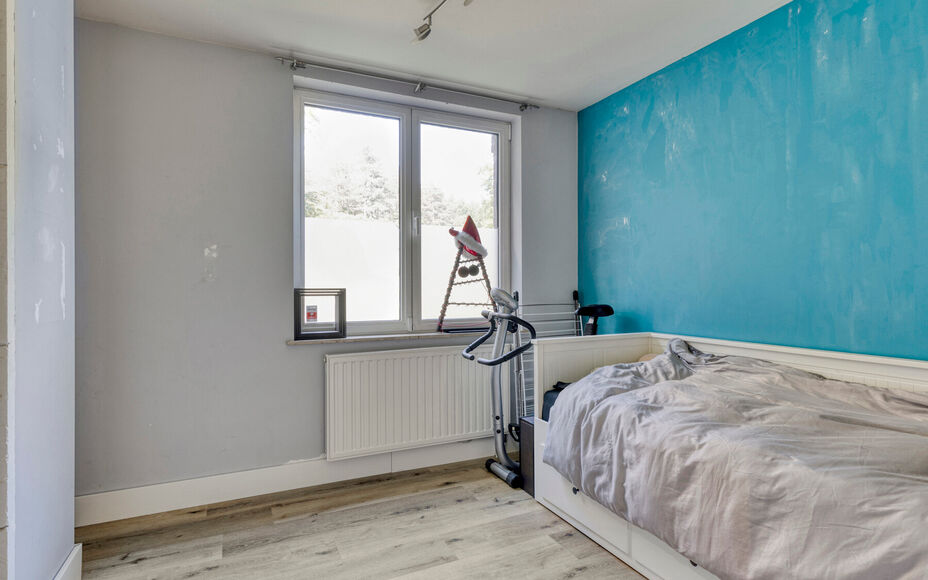 Leemans Immobiliën vous présente ce charmant appartement au rez-de-chaussée, idéalement situé dans un quartier calme et boisé de Halle. Ici, vous vivez au milieu de la verdure, avec de nombreuses possibilités de promenades et beaucoup de nature aut