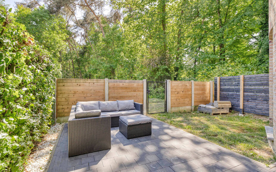 Leemans Immobiliën vous présente ce charmant appartement au rez-de-chaussée, idéalement situé dans un quartier calme et boisé de Halle. Ici, vous vivez au milieu de la verdure, avec de nombreuses possibilités de promenades et beaucoup de nature aut
