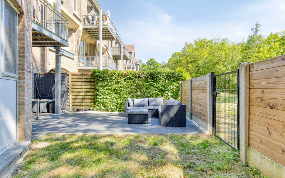 Leemans Immobiliën vous présente ce charmant appartement au rez-de-chaussée, idéalement situé dans un quartier calme et boisé de Halle. Ici, vous vivez au milieu de la verdure, avec de nombreuses possibilités de promenades et beaucoup de nature aut