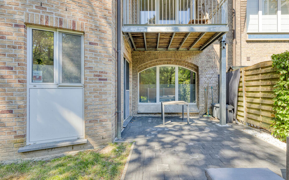 Leemans Immobiliën vous présente ce charmant appartement au rez-de-chaussée, idéalement situé dans un quartier calme et boisé de Halle. Ici, vous vivez au milieu de la verdure, avec de nombreuses possibilités de promenades et beaucoup de nature aut