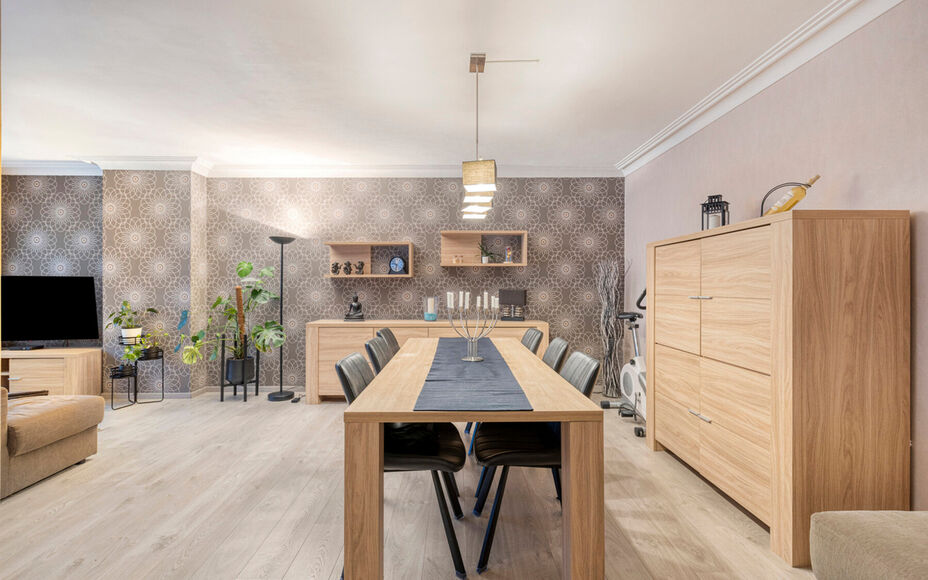 Leemans Real Estate vous propose cet appartement de plain-pied, prêt à emménager, idéalement situé au cœur de Žellik. Grâce à cet emplacement privilégié, commerces, écoles, installations sportives et grands axes routiers sont accessibles à pi