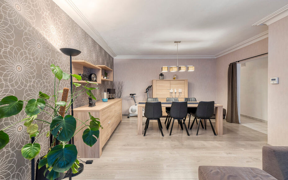 Leemans Real Estate vous propose cet appartement de plain-pied, prêt à emménager, idéalement situé au cœur de Žellik. Grâce à cet emplacement privilégié, commerces, écoles, installations sportives et grands axes routiers sont accessibles à pi