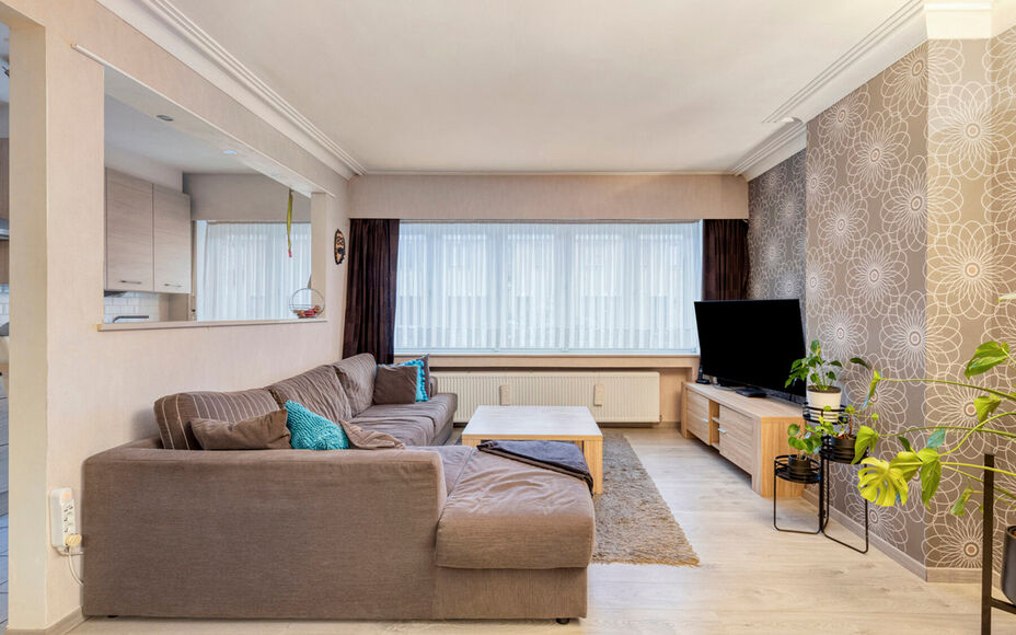 Leemans Real Estate vous propose cet appartement de plain-pied, prêt à emménager, idéalement situé au cœur de Žellik. Grâce à cet emplacement privilégié, commerces, écoles, installations sportives et grands axes routiers sont accessibles à pi