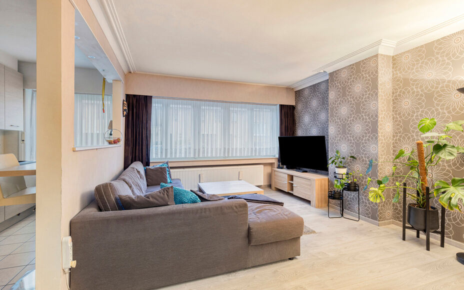 Leemans Real Estate vous propose cet appartement de plain-pied, prêt à emménager, idéalement situé au cœur de Žellik. Grâce à cet emplacement privilégié, commerces, écoles, installations sportives et grands axes routiers sont accessibles à pi