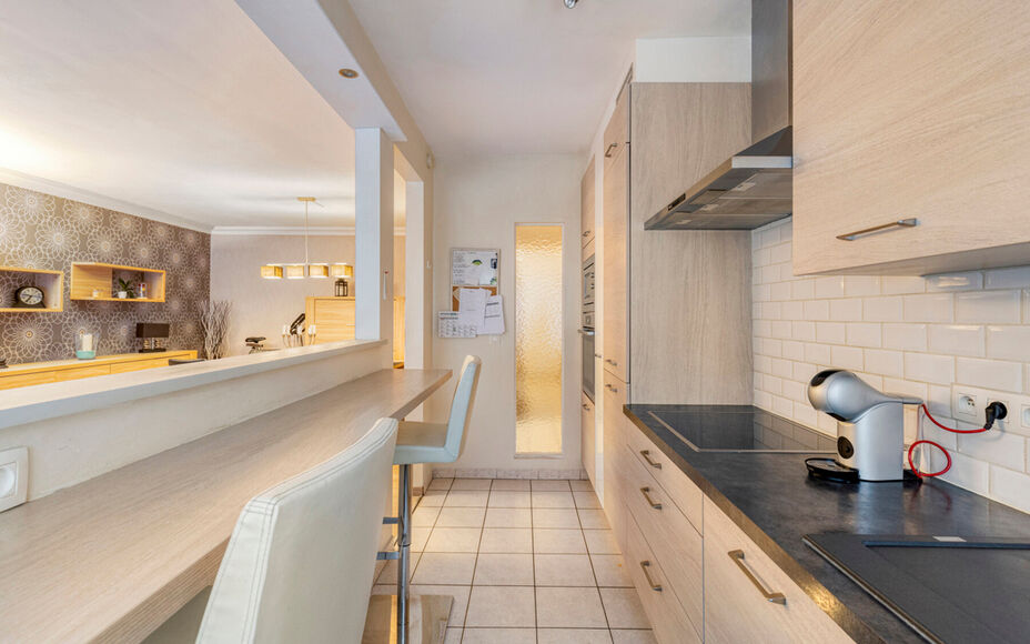 Leemans Real Estate vous propose cet appartement de plain-pied, prêt à emménager, idéalement situé au cœur de Žellik. Grâce à cet emplacement privilégié, commerces, écoles, installations sportives et grands axes routiers sont accessibles à pi