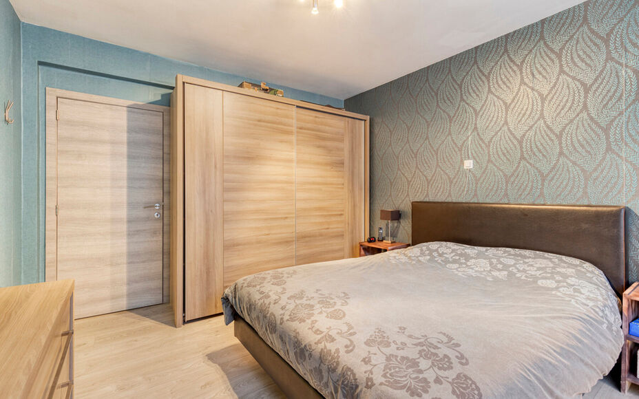 Leemans Real Estate vous propose cet appartement de plain-pied, prêt à emménager, idéalement situé au cœur de Žellik. Grâce à cet emplacement privilégié, commerces, écoles, installations sportives et grands axes routiers sont accessibles à pi