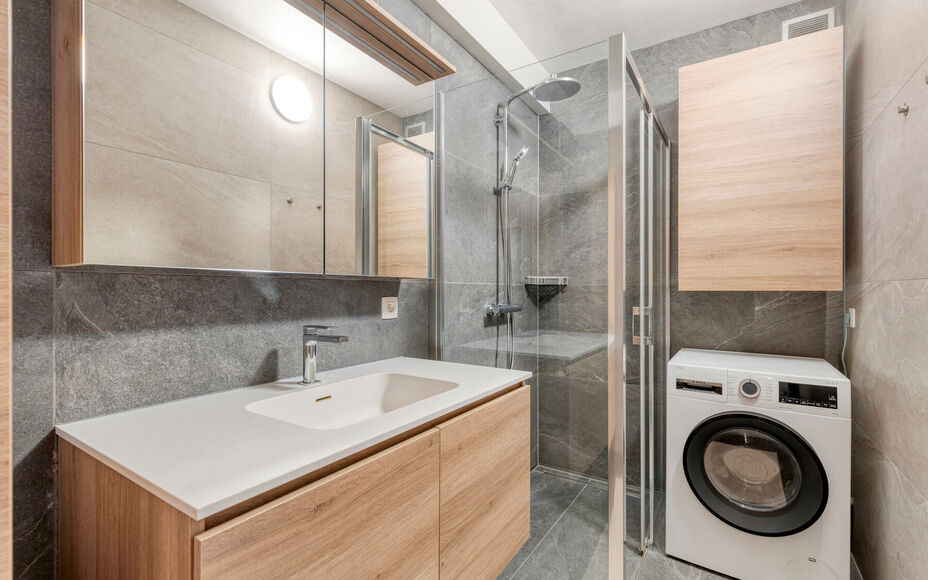 Leemans Real Estate vous propose cet appartement de plain-pied, prêt à emménager, idéalement situé au cœur de Žellik. Grâce à cet emplacement privilégié, commerces, écoles, installations sportives et grands axes routiers sont accessibles à pi