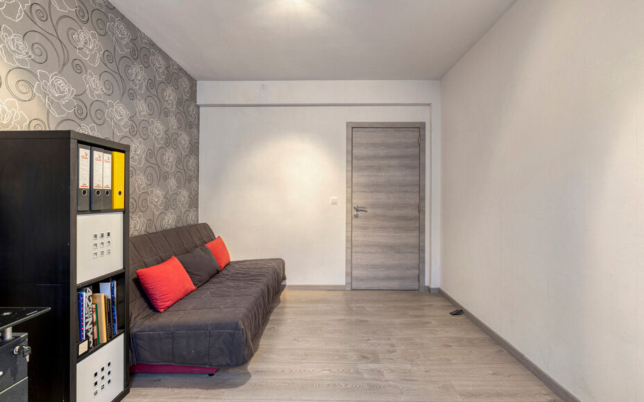 Leemans Real Estate vous propose cet appartement de plain-pied, prêt à emménager, idéalement situé au cœur de Žellik. Grâce à cet emplacement privilégié, commerces, écoles, installations sportives et grands axes routiers sont accessibles à pi