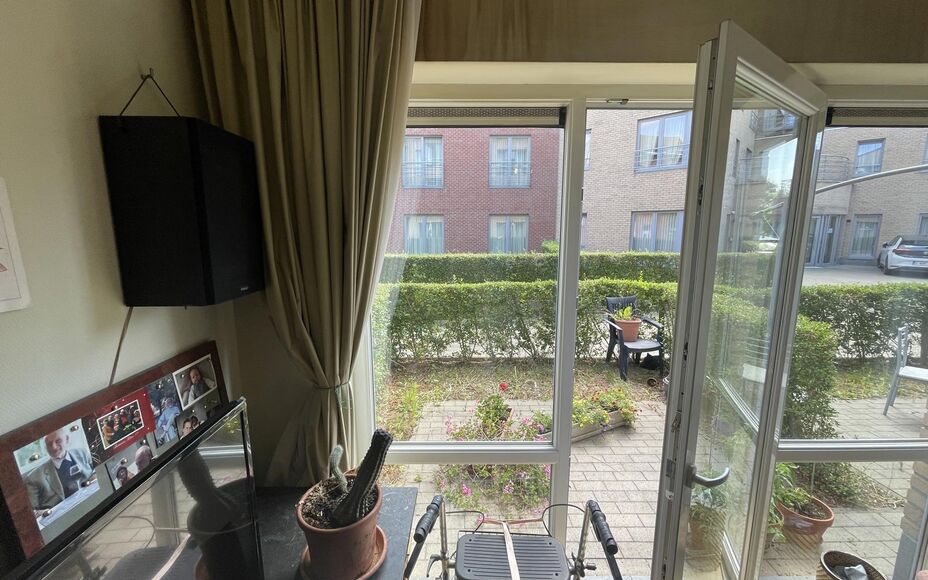 LEEMANS IMMOBILIEN vous propose cet appartement de soins résidentiels bien entretenu à Uccle. Dans la résidence Paola, votre bien-être passe avant tout. Vous trouverez l'équilibre parfait entre indépendance et sécurité. Vous vivez non seulement av