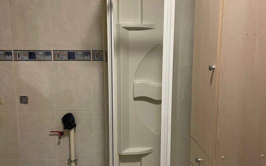 Leemans Real Estate vous propose ce charmant studio de plain-pied, situé en plein cœur du centre-ville animé d'Asse. Grâce à son emplacement central exceptionnel, commerces, transports en commun, écoles, installations sportives et grands axes routie