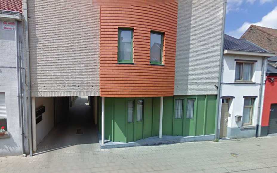 Leemans Immobiliën biedt u deze aangename gelijkvloerse studio aan, gelegen in het hart van het bruisende centrum van Asse. Dankzij de uiterst centrale ligging bevinden winkels, openbaar vervoer, scholen, sportinfrastructuur en belangrijke invalswegen zi