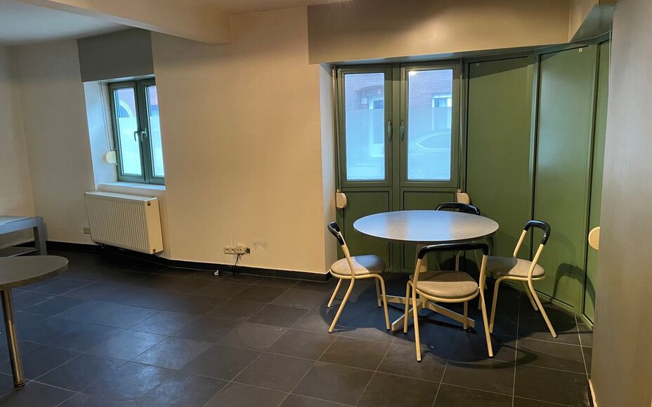 Leemans Immobiliën biedt u deze aangename gelijkvloerse studio aan, gelegen in het hart van het bruisende centrum van Asse. Dankzij de uiterst centrale ligging bevinden winkels, openbaar vervoer, scholen, sportinfrastructuur en belangrijke invalswegen zi