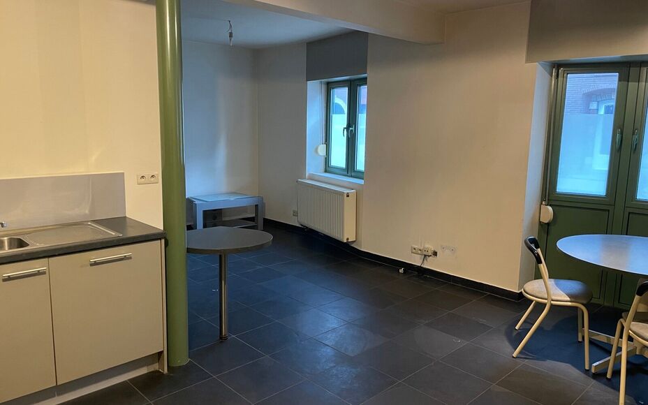 Leemans Immobiliën biedt u deze aangename gelijkvloerse studio aan, gelegen in het hart van het bruisende centrum van Asse. Dankzij de uiterst centrale ligging bevinden winkels, openbaar vervoer, scholen, sportinfrastructuur en belangrijke invalswegen zi