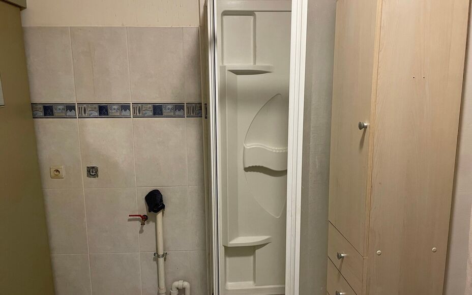 Leemans Immobiliën biedt u deze aangename gelijkvloerse studio aan, gelegen in het hart van het bruisende centrum van Asse. Dankzij de uiterst centrale ligging bevinden winkels, openbaar vervoer, scholen, sportinfrastructuur en belangrijke invalswegen zi