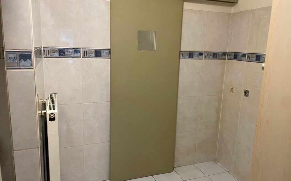 Leemans Immobiliën biedt u deze aangename gelijkvloerse studio aan, gelegen in het hart van het bruisende centrum van Asse. Dankzij de uiterst centrale ligging bevinden winkels, openbaar vervoer, scholen, sportinfrastructuur en belangrijke invalswegen zi