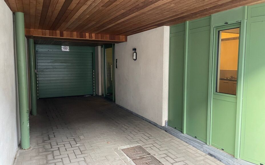 Leemans Immobiliën biedt u deze aangename gelijkvloerse studio aan, gelegen in het hart van het bruisende centrum van Asse. Dankzij de uiterst centrale ligging bevinden winkels, openbaar vervoer, scholen, sportinfrastructuur en belangrijke invalswegen zi