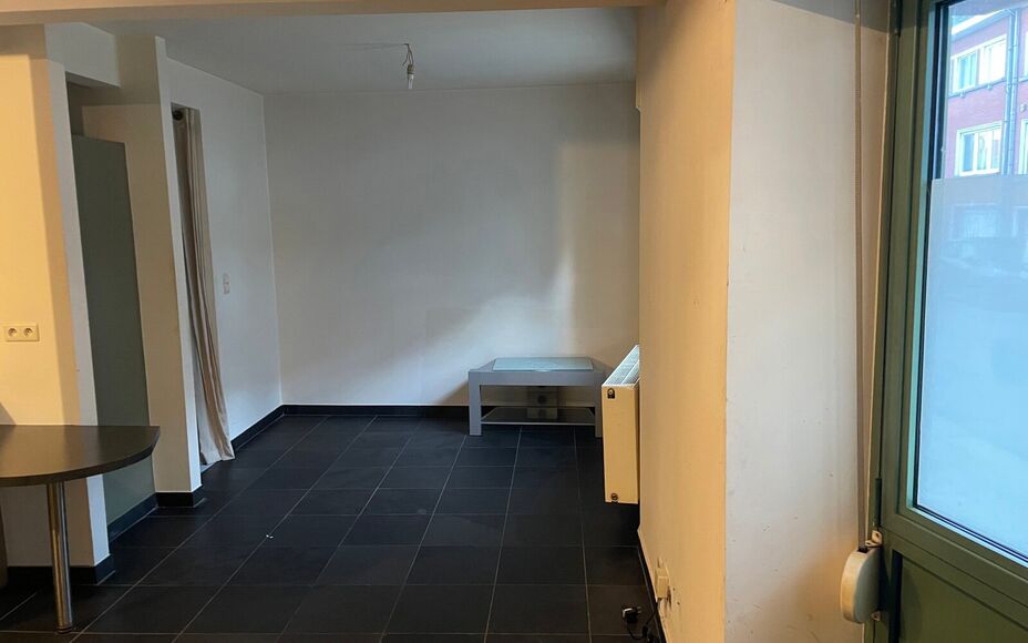 Leemans Immobiliën biedt u deze aangename gelijkvloerse studio aan, gelegen in het hart van het bruisende centrum van Asse. Dankzij de uiterst centrale ligging bevinden winkels, openbaar vervoer, scholen, sportinfrastructuur en belangrijke invalswegen zi
