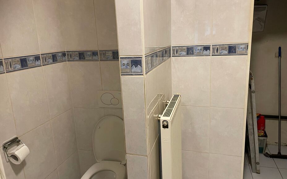 Leemans Immobiliën biedt u deze aangename gelijkvloerse studio aan, gelegen in het hart van het bruisende centrum van Asse. Dankzij de uiterst centrale ligging bevinden winkels, openbaar vervoer, scholen, sportinfrastructuur en belangrijke invalswegen zi